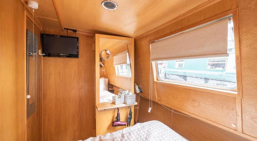 Image of Deluxe Houseboat 15