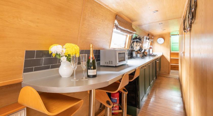 Image of Deluxe Houseboat 17