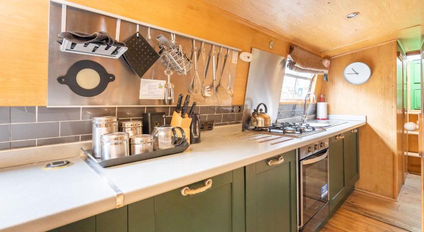 Image of Deluxe Houseboat 16