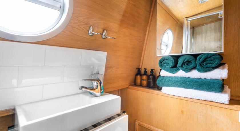 Image of Deluxe Houseboat 2