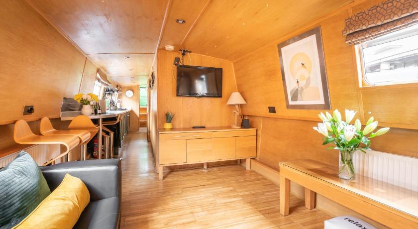 Image of Deluxe Houseboat 0