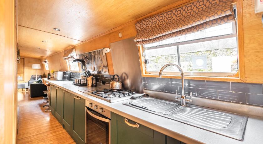 Image of Deluxe Houseboat 10