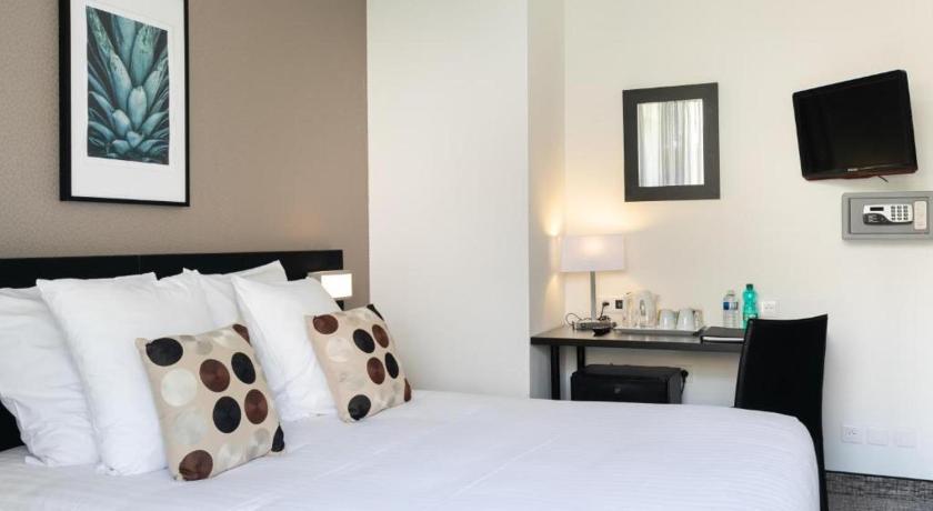 Image of 1 Queen Bed, Nonsmoking, Standard Room 6