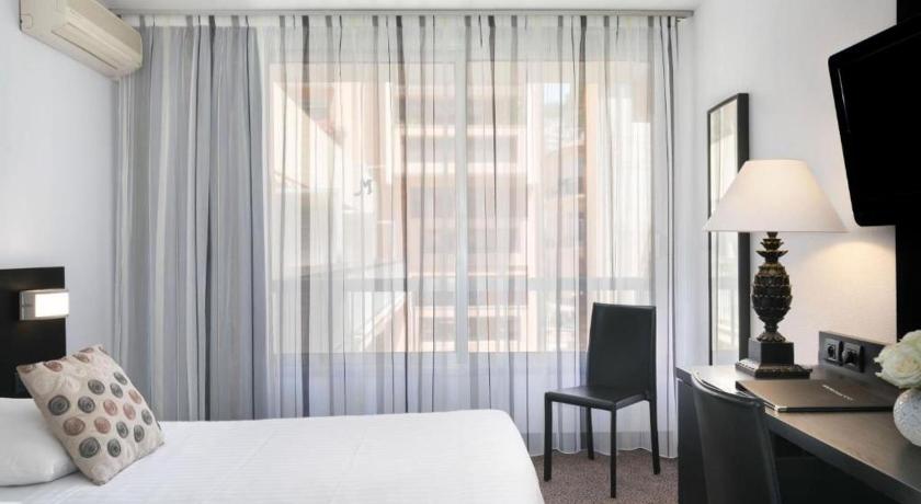 Image of 1 King Bed, NonSmoking, Superior Room 4
