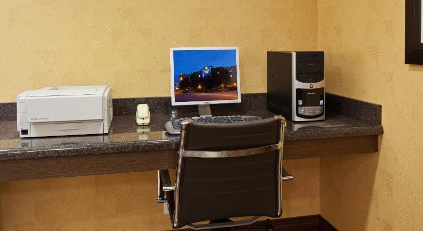 Holiday Inn Express Hotel & Suites Belmont