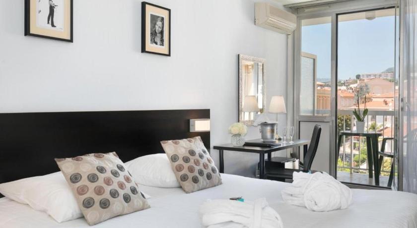 Image of 1 King Bed, Nonsmoking, Privilege Room, Balcony 5