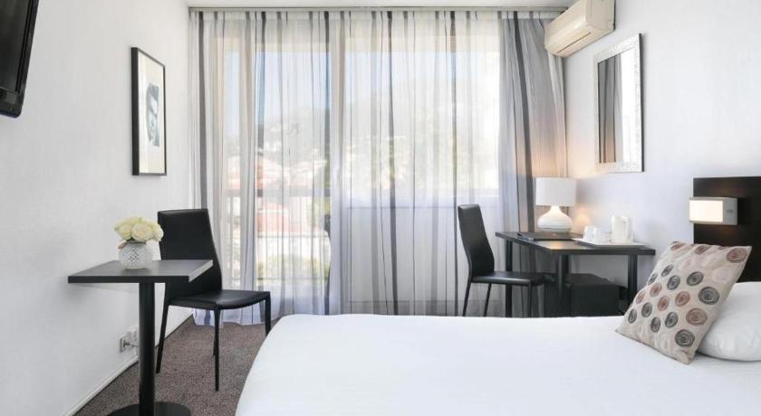 Image of 1 King Bed, Nonsmoking, Privilege Room, Balcony 8