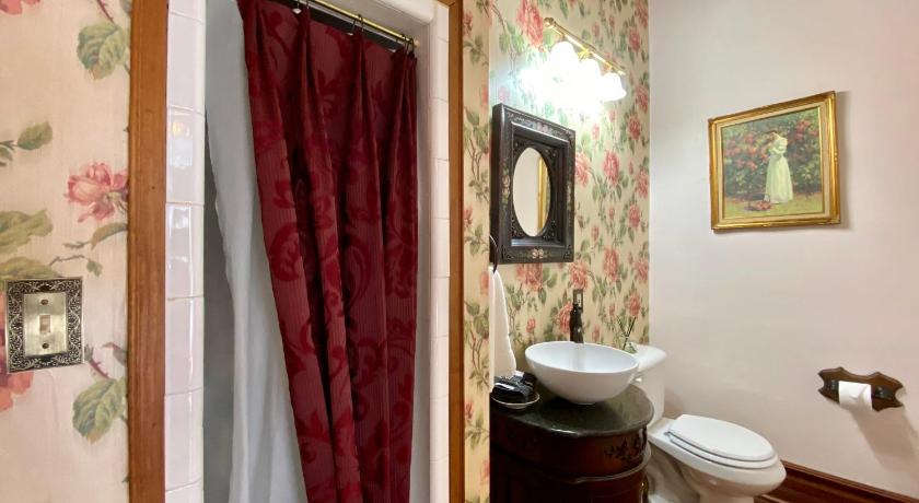 Hogan House Bed and Breakfast at Rose Hill photo