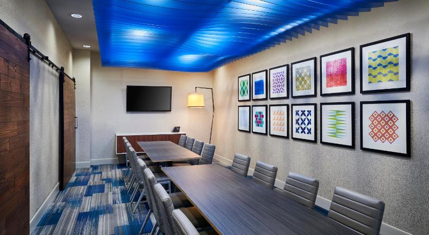Holiday Inn Express & Suites Windsor East – Lakeshore, an IHG Hotel