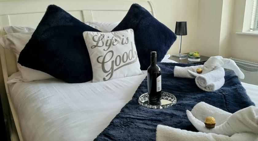 a bed with a blanket and pillows on it, Elite luxury apartment in Birmingham