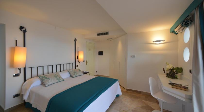 Image of Deluxe Double with Sea View 13