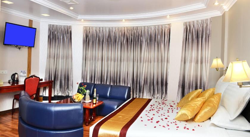 Image of Executive Suite Double Bed with Pagoda or City or River 5