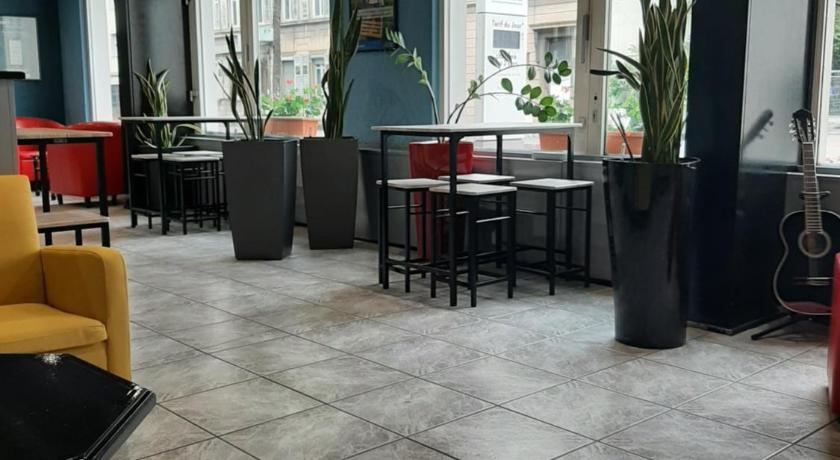 a restaurant with tables, chairs, and tables in it, Brit Hotel Mulhouse Centre in Mulhouse