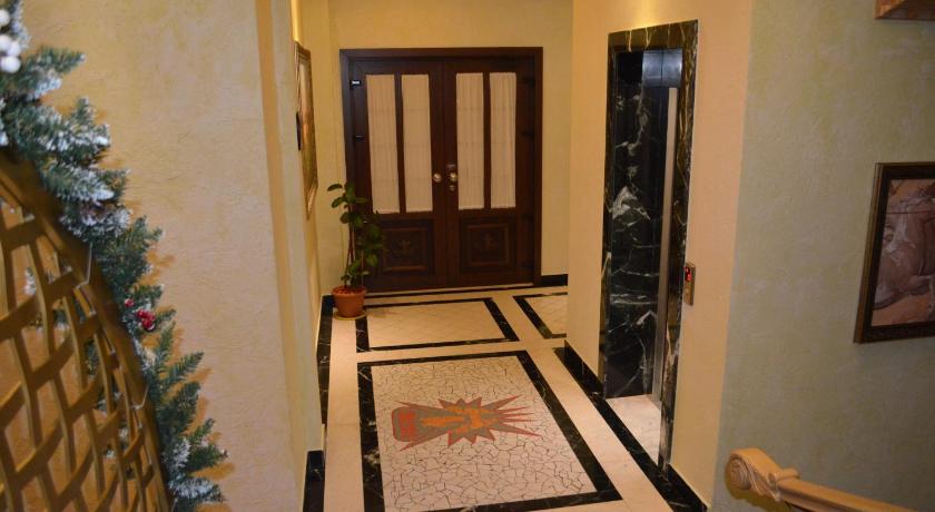Hotel Mustang photo