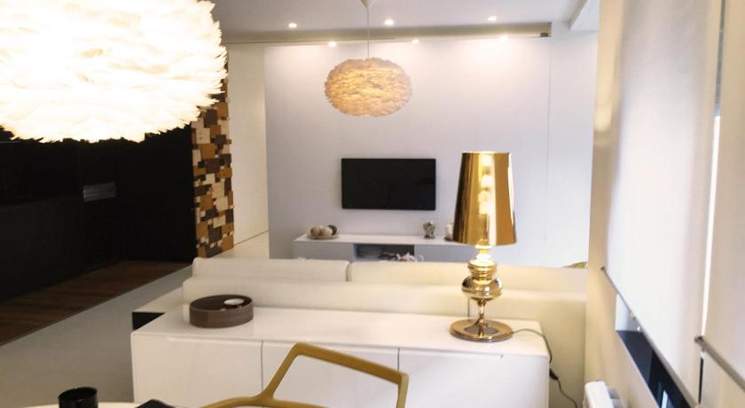 Golden & White Home photo