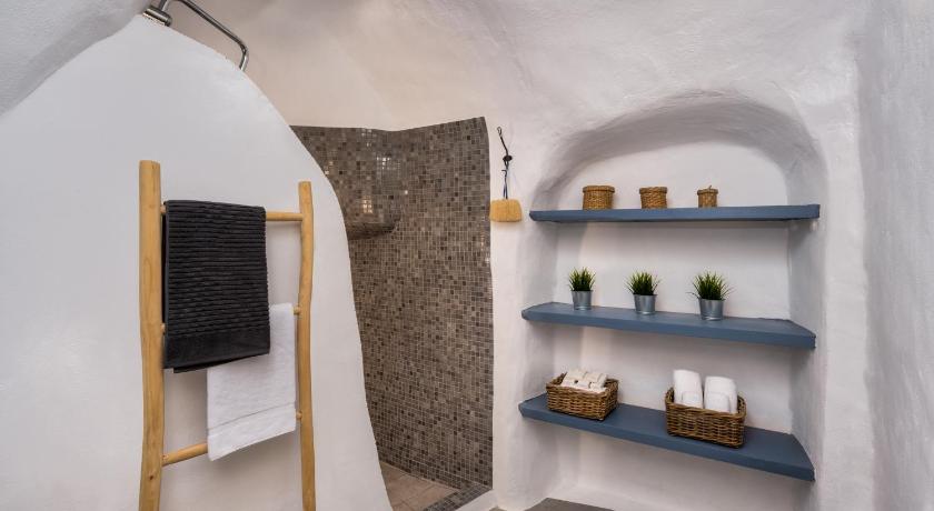 Mystagoge cave pool/jacuzzi, cellar and hammam photo