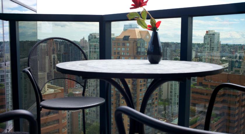 Your Alternative to a Five Star Hotel - Premium Location — Hotel in Vancouver (BC)