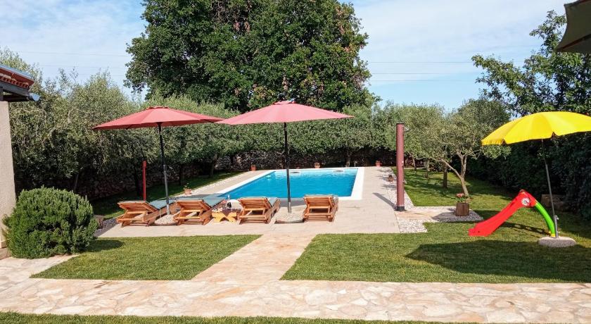 Foto Mala kuća sa velikim grijanim bazenom ANTONIO - Booking Diskon Spesial