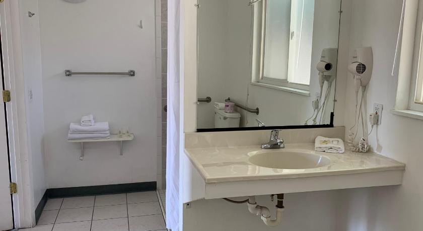 Redwood Inn photo