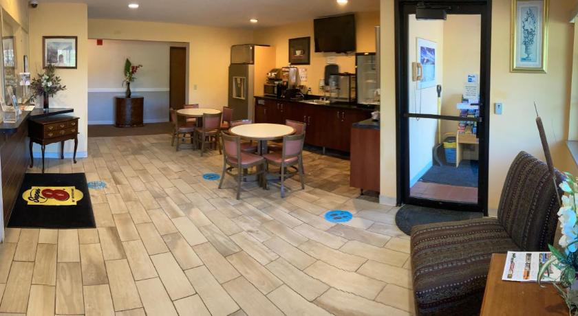 Super 8 by Wyndham Chisago City photo