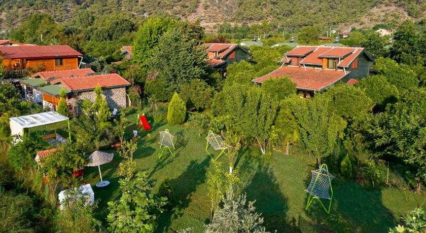 Flora Pansiyon Cıralı — Hotel in Kemer