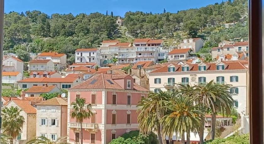 Apartment Lilly with Amazing City View — Hotel in Hvar