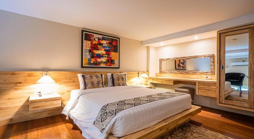 Image of Mezzanine Suite Pool View 4