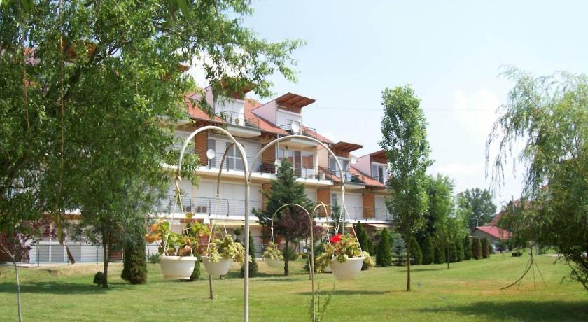 Cserke Napfeny Apartman — Hotel in Cserkeszőlő