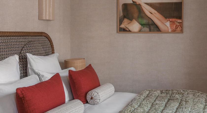 Image of Deluxe Double Room (2 Adults + 1 Child) 1