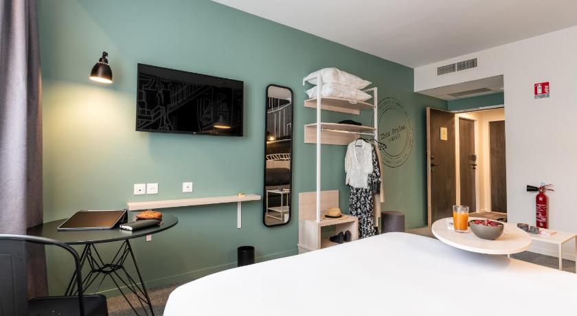Image of Family Suite with Sofa Bed 7