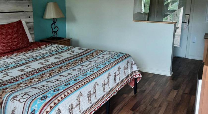 Canyon Lake (TX) Horseshoe Riverside Lodge 3-Star Accommodation suite