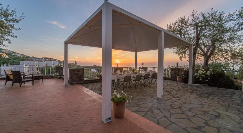 Villa Carolina Sorrento with sea view Jacuzzi and Pool — Hotel in Sorrento