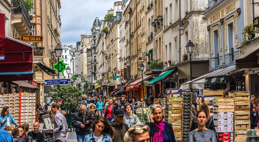 Lovely Mezzanine Studio in the Heart of Paris - image 9