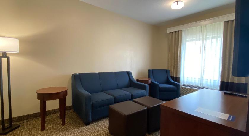 Foto Suite dengan 1 Ranjang King, Bebas Asap Rokok, Akses untuk Tamu Berkebutuhan Khusus (1 King Bed, Suite, Nonsmoking, Accessible) 5