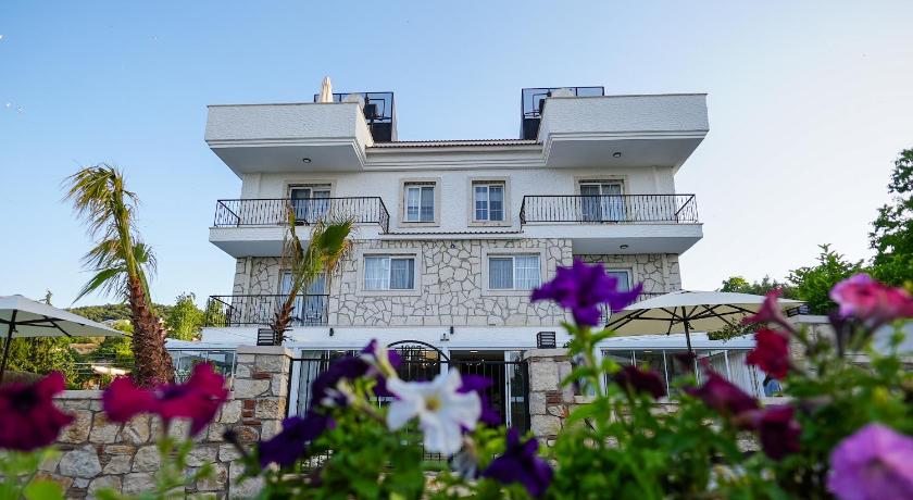 URLA 1867 HOTEL