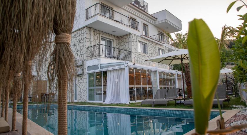 URLA 1867 HOTEL