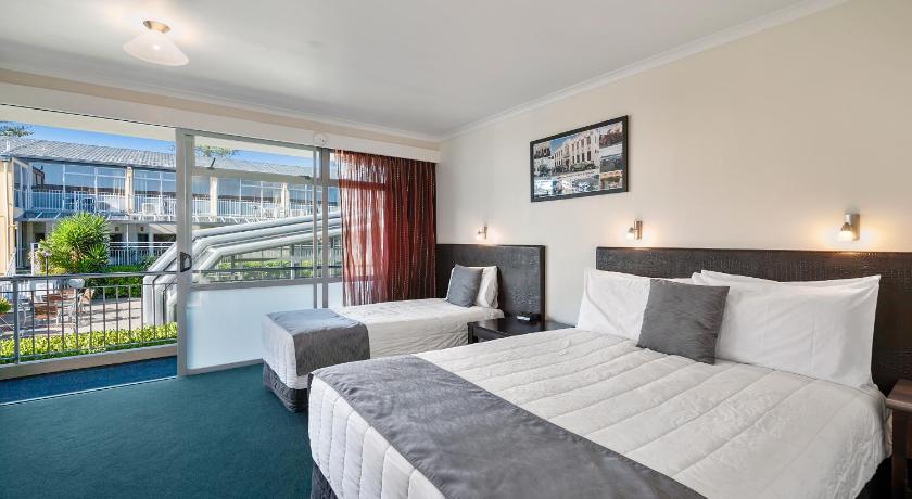 Image of 1 Queen Bed, 1 Single Bed, Non Smoking 4