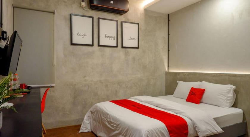 RedDoorz Plus near Kawasan Sam Poo Kong Semarang photo