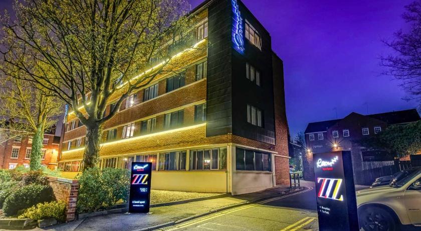 Aparthotel Roomzzz Chester City