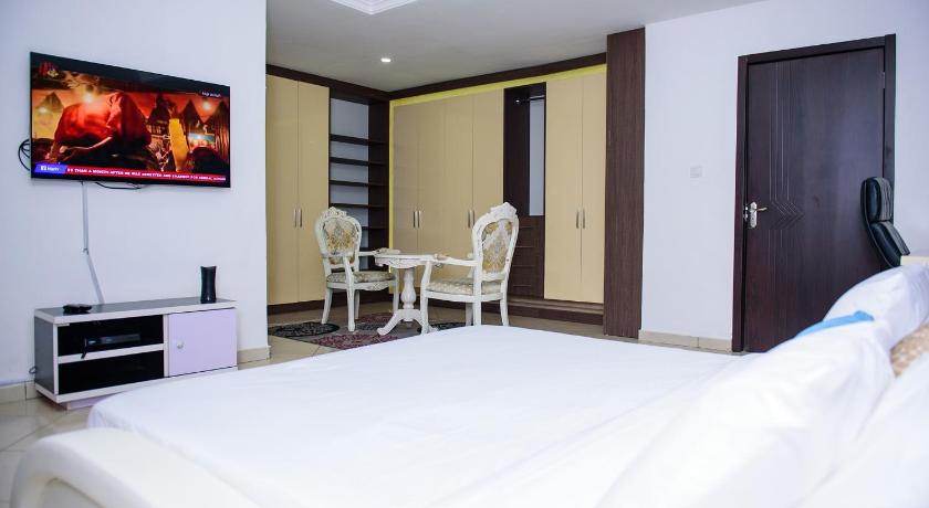 Furnished 4 Beds Semi-Det House in Abuja Nigeria photo