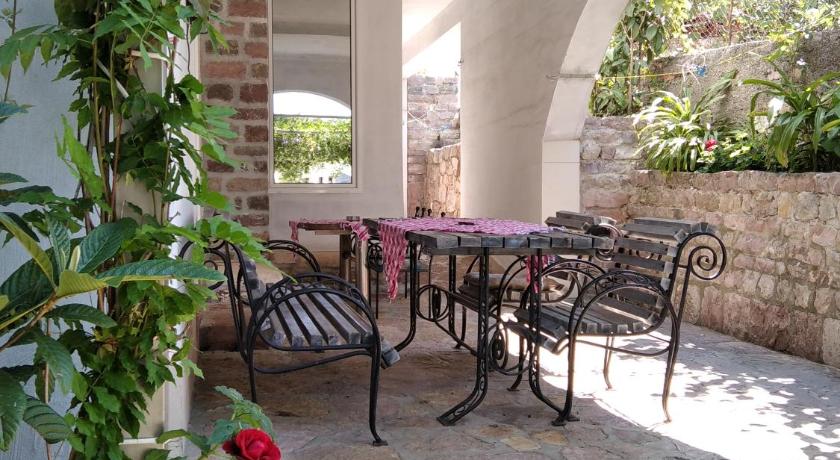Apartments Simovic — Hotel in Tivat