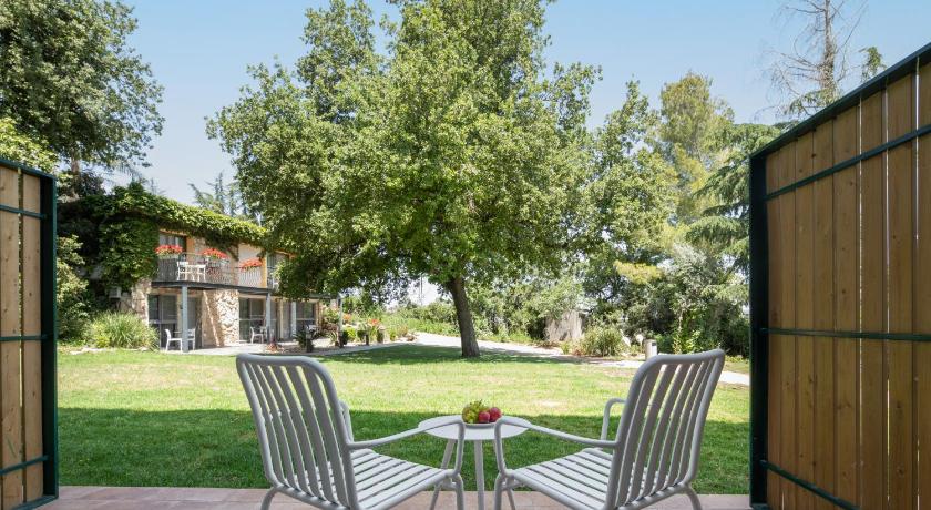 תמונה של חדר משפחה עם נוף לגן (Family Room with Garden View) 4