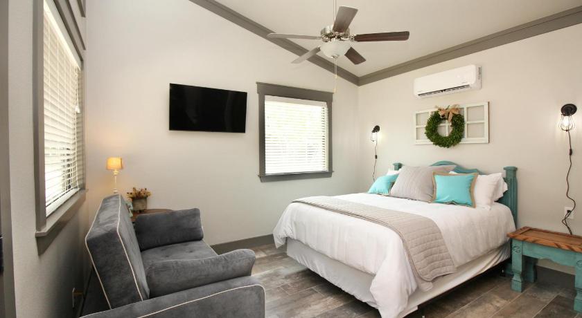 Green Acres Cottages - New Braunfels Suite photo