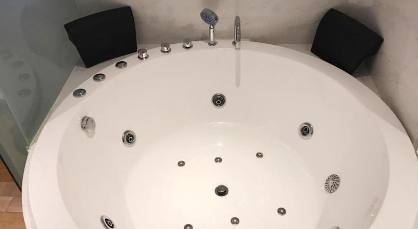 Image of Premier Room with Indoor Jacuzzi 10