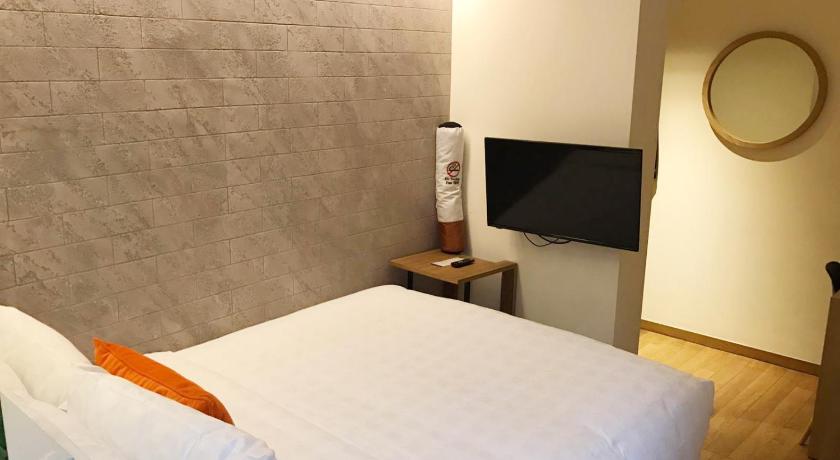 Image of Premier Room with Indoor Jacuzzi 9