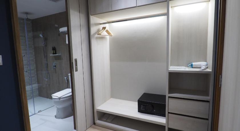 Image of Deluxe King Room 15