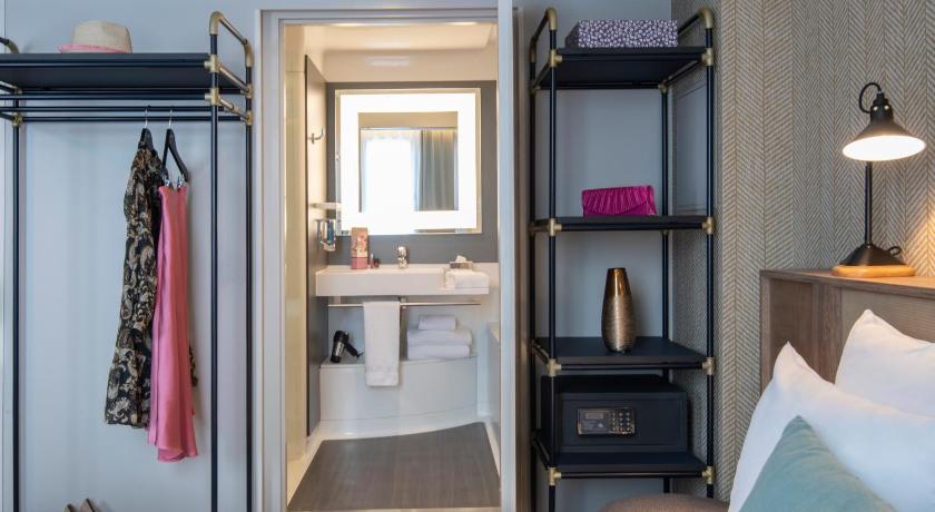 Image of Superior suite with 1 double bed and day bed 15