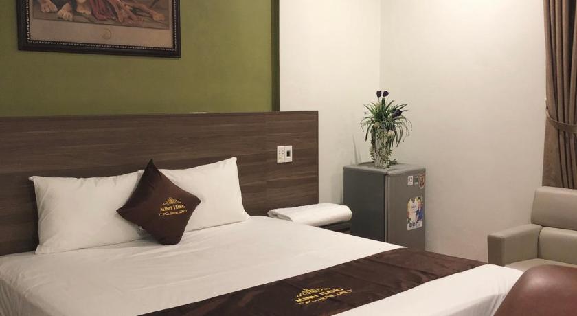 a hotel room with two beds and a lamp, Minh Hang 3 Hotel in Thanh Hoá / Sầm Sơn Beach