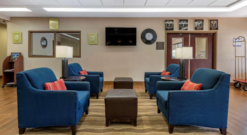 Comfort Inn & Suites Farmington - Victor