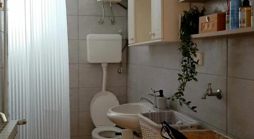 Lovely bright Apartment with Backyard-renovated! photo